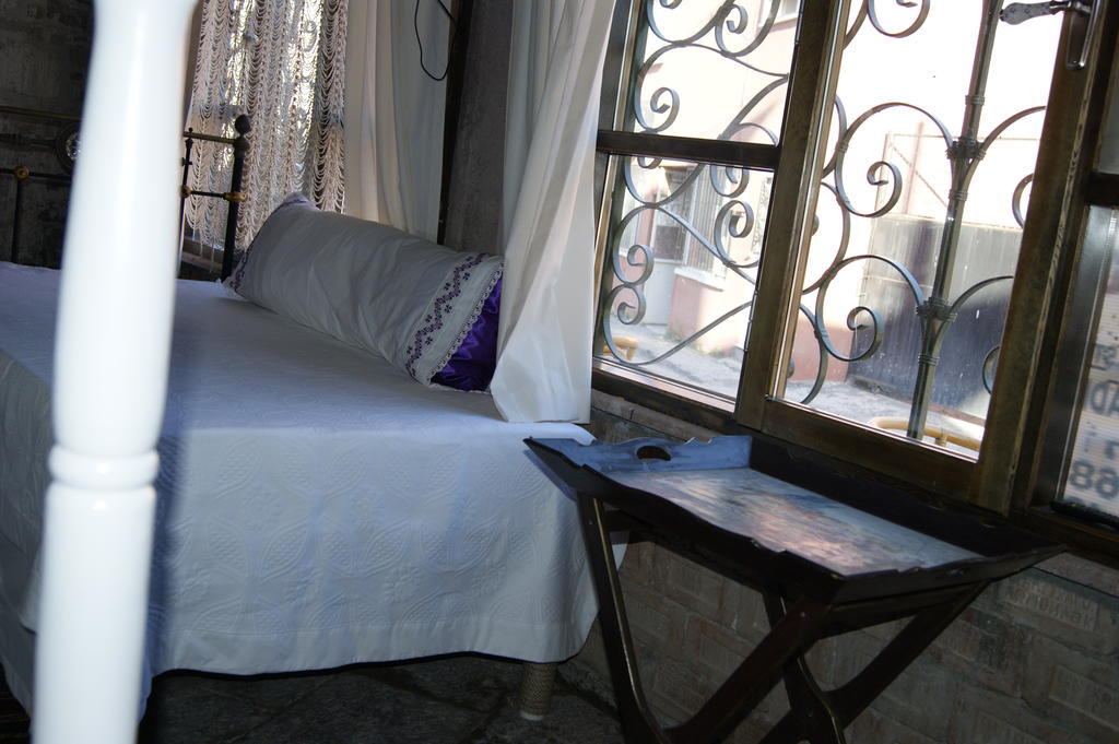 Mahzen Hotel Ayvalik Quarto foto