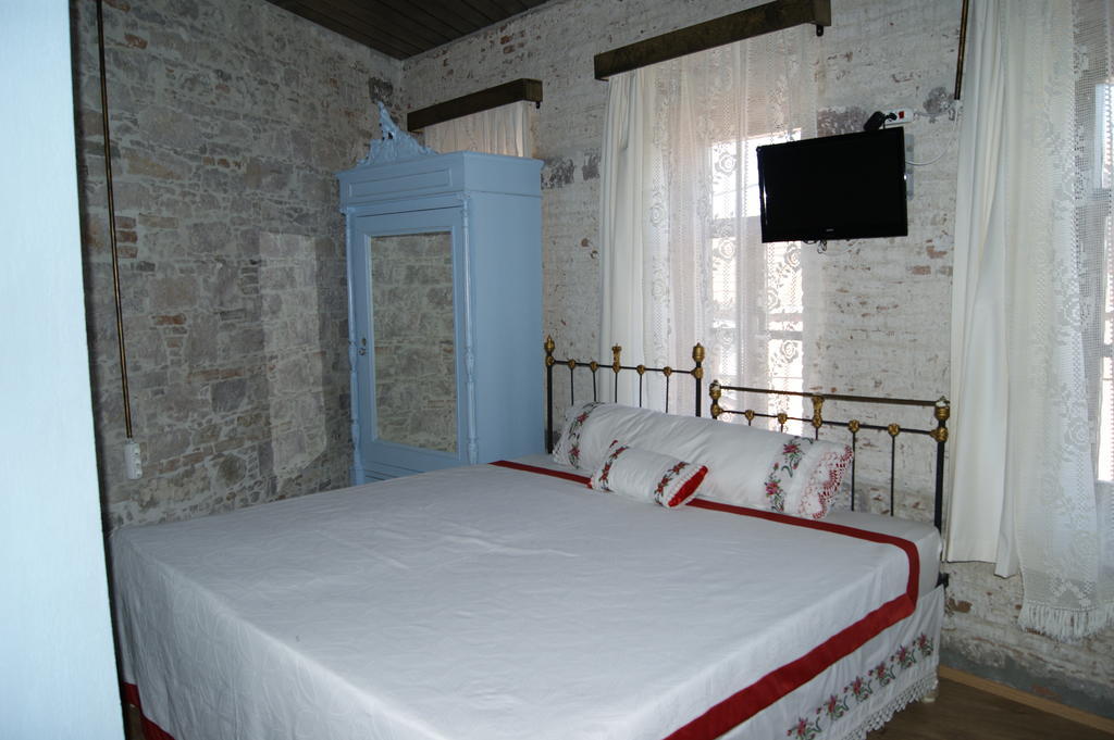 Mahzen Hotel Ayvalik Quarto foto
